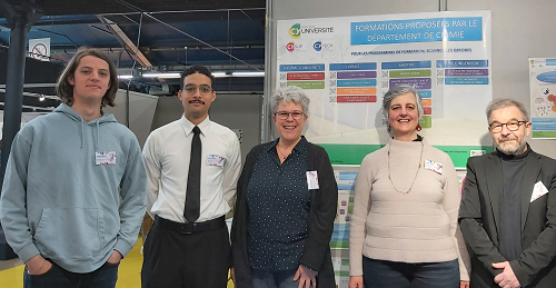 Esteban Valtat et Eymen Sadaoui aux côtés de Odile Fichet, Elisa Peroni et Vincent Cobut, directeur du dpt de chimie.