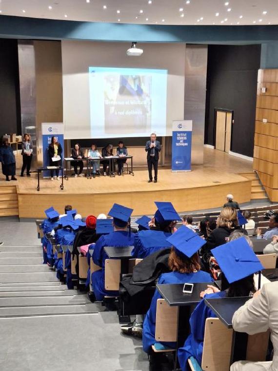 Les tekiens diplômés de l'Institut Sciences et Techniques et de l'Institut Économie et Gestion célèbrent leur réussite